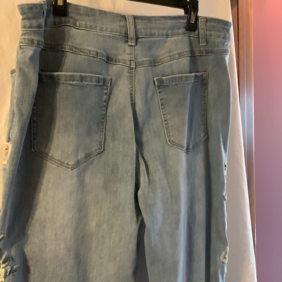 Women’s size 20W embroidered jeans - Picture 4 of 4